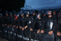 Viernes 13 de septiembre del 2013. Tuxtla Gutiérrez. Elementos de la policía sectorial de Chiapas recuperan el parque central de esta ciudad durante la entrada de la tarde. A la hora los profesores se repliegan a la avenida central.