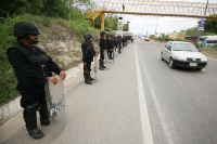 Elementos de las corporaciones policíacas del estado resguardan la entrada a la ciudad desde el lado oriente después de las amenazas de que la carretera a Chiapa de Corzo seria bloqueada por los manifestantes del primero de Mayo.