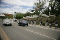 Elementos de las corporaciones policíacas del estado resguardan la entrada a la ciudad desde el lado oriente después de las amenazas de que la carretera a Chiapa de Corzo seria bloqueada por los manifestantes del primero de Mayo.