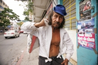 Martes 26 de octubre. Un anciano no pierde el entusiasmo al caminar en las calles de la ciudad de Tuxtla, responde al mote de Popeye por la fuerza que pretende demostrar a cada momento.
