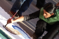 Domingo 25 de enero del 2015. San Cristóbal de las Casas. Un artista plástico elabora una pintura por los desplazados de la comunidad Banavil