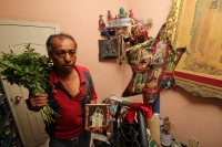 Jueves 26 de noviembre del 2013. Tuxtla Gutiérrez. Don Oscar, perteneciente a la Confraternidad Di-Tu y practicante del culto a la Santa Muerte ha “sanado” a poderosos políticos, artistas famosos y gente adinerada, lo mismo que a los más pobres y humildes