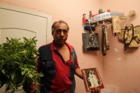Jueves 26 de noviembre del 2013. Tuxtla Gutiérrez. Don Oscar, perteneciente a la Confraternidad Di-Tu y practicante del culto a la Santa Muerte ha “sanado” a poderosos políticos, artistas famosos y gente adinerada, lo mismo que a los más pobres y humildes Jueves 26 de noviembre del 2013. Tuxtla Gutiérrez. Don Oscar, perteneciente a la Confraternidad Di-Tu y practicante del culto a la Santa Muerte ha “sanado” a poderosos políticos, artistas famosos y gente adinerada, lo mismo que a los más pobres y humildes