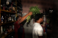 Jueves 26 de noviembre del 2013. Tuxtla Gutiérrez. Don Oscar, perteneciente a la Confraternidad Di-Tu y practicante del culto a la Santa Muerte ha “sanado” a poderosos políticos, artistas famosos y gente adinerada, lo mismo que a los más pobres y humildes Jueves 26 de noviembre del 2013. Tuxtla Gutiérrez. Don Oscar, perteneciente a la Confraternidad Di-Tu y practicante del culto a la Santa Muerte ha “sanado” a poderosos políticos, artistas famosos y gente adinerada, lo mismo que a los más pobres y humildes