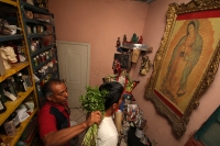Jueves 26 de noviembre del 2013. Tuxtla Gutiérrez. Don Oscar, perteneciente a la Confraternidad Di-Tu y practicante del culto a la Santa Muerte ha “sanado” a poderosos políticos, artistas famosos y gente adinerada, lo mismo que a los más pobres y humildes