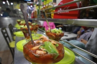 Lunes 21 de noviembre del 2016.Tuxtla Gutiérrez. Los locatarios del Mercado Nuevo en un acercamiento con los medios de comunicación ofrecen productos naturales chiapanecos traídos frescos desde las comunidades del interior de Chiapas como en el caso de la