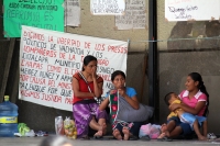 Miércoles 23 de febrero. Los indigenas que se manifiestan en las entradas del edificio del gobierno estatal, cumplen una semana más de permanecer en huelga exigiendo la libertad de los presos de conciencia en Chiapas.