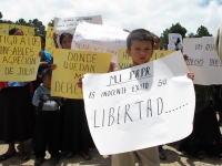 Lunes 10 de julio del 2012. San Cristóbal de las Casas. IndÃgenas pertenecientes a varias organizaciones sociales del estado protestan en las entradas del penal de San Cristóbal para exigir la liberación de los presos de conciencia de esta cárcel chiapane Lunes 10 de julio del 2012. San Cristóbal de las Casas. IndÃgenas pertenecientes a varias organizaciones sociales del estado protestan en las entradas del penal de San Cristóbal para exigir la liberación de los presos de conciencia de esta cárcel chiapane