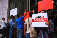 Foto/JH. Viernes 13 de diciembre del 2013. Algunos jóvenes protestan en las instalaciones de la legislatura chiapaneca durante la sesión extraordinaria donde se aprueba la Reforma Energética con lo que el Congreso de Chiapas es el primer estado que da su 