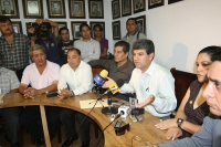 Aquiles Espinosa en conferencia de prensa en las instalaciones del PRI estatal