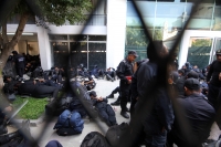 Martes 11 de febrero del 2014. Tuxtla Gutiérrez, Chis. Elementos de las corporaciones policiacas mantienen asegurado el edificio de la sede del PRI en el estado de Chiapas, después de que grupos antagónicos al interior de este partido político amenazaran 