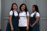Martes 23 de agosto del 2016. Tuxtla Gutiérrez. Estudiantes de la Escuela Secundaria del Estado Número Uno reciben ofertas para el ingreso a escuelas privadas mientras que los padres de familia discuten la manera de abrir el cerco que la protesta del Movi