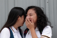 Martes 23 de agosto del 2016. Tuxtla Gutiérrez. Estudiantes de la Escuela Secundaria del Estado Número Uno reciben ofertas para el ingreso a escuelas privadas mientras que los padres de familia discuten la manera de abrir el cerco que la protesta del Movi
