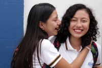 Martes 23 de agosto del 2016. Tuxtla Gutiérrez. Estudiantes de la Escuela Secundaria del Estado Número Uno reciben ofertas para el ingreso a escuelas privadas mientras que los padres de familia discuten la manera de abrir el cerco que la protesta del Movi