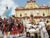 Domingo 24 de abril. Los danzantes del Carnaval Chamula realizan el recorrido de los Mashes en la plaza central de San Cristóbal de las Casas ante el asombro de los turistas y paseantes quienes se maravillaron no solo de las tradiciones indígenas, sino de