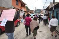 Miércoles 3 de octubre del 2012. San Cristóbal de las Casas, Chiapas. Familiares y conocidos de la niña balaceada por un comandante de la PFP protestan en las oficinas de justicia de San Cristóbal para exigir que sea detenido el agente que el fin de seman