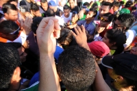 Domingo 5 de febrero del 2017. Tuxtla Gutiérrez. Los corredores protestan y exigen la entrega de las insuficientes medallas conmemorativas de la carrera organizada por el Congreso Local durente las celebraciones del aniversario de la Constitución Mexicana