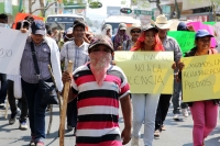 Miércoles 1 de marzo del 2017. Tuxtla Gutiérrez. Personas encapuchadas protestan esta mañana exigiendo predios para habitar demandas, demandas agrarias y del sector salud este medio día en la Avenida Central