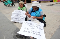 Miércoles 15 de abril del 2015. Tuxtla Gutiérrez. Mujeres desplazados de la comunidad Los Llanos de San Cristóbal de las Casas, esperan ser atendidas en las afueras del edificio de la administración estatal.