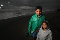 Miércoles 4 de junio del 2014. Tonala, Chiapas. Prestadores de servicio de la zona turística de Puerto Arista sufren las intensas lluvias de esta semana en el sureste de México.