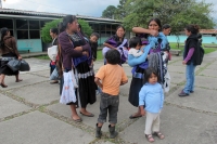 Domingo 25 de agosto del 2013. San Pedro Chenalho. Las familias tsotsiles desplazadas de la comunidad Puebla acordaron trasladarse a la comunidad Yacteclum ubicada en las cercanías del poblado donde los tradicionalistas mantienen el cerco religioso.