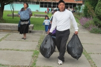 Domingo 25 de agosto del 2013. San Pedro Chenalho. Las familias tsotsiles desplazadas de la comunidad Puebla acordaron trasladarse a la comunidad Yacteclum ubicada en las cercanías del poblado donde los tradicionalistas mantienen el cerco religioso.