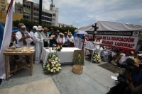 Lunes 18 de julio del 2016. Tuxtla Gutiérrez. Durante la manifestación del Pueblo Creyente en apoyo al Movimiento Magisterial en contra de la Reforma Educativa, indígenas y maestros realizan un acto religioso en la plaza central de la capital del estado d