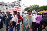 Lunes 18 de julio del 2016. Tuxtla Gutiérrez. Durante la manifestación del Pueblo Creyente en apoyo al Movimiento Magisterial en contra de la Reforma Educativa, indígenas y maestros realizan un acto religioso en la plaza central de la capital del estado d
