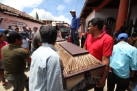 Lunes 2 de julio del 2012. Pueblo Nuevo, Chiapas. Familiares de los militantes del PRI muertos la víspera en Pueblo Nuevo Solistahuacan piden justicia por los hechos violentos durante las elecciones de este domingo.