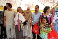 Domingo 13 de octubre del 2013. Tuxtla Gutiérrez. Entrega de los Cds de música zoque durante la celebración de Meque esta mañana en Patria Nueva.