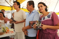 Domingo 13 de octubre del 2013. Tuxtla Gutiérrez. Entrega de los Cds de música zoque durante la celebración de Meque esta mañana en Patria Nueva.