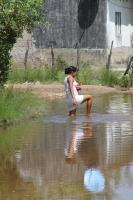 Jueves 21 de julio. Habitantes de la comunidad Punta Flor en la costa de Chiapas, viven desde hace 3 semanas en medio de las aguas que la creciente ha formando en el rio Lagartero afectando esta población pesquera del municipio de Arriaga.