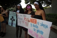Domingo 23 de noviembre del 2014. Tuxtla Gutiérrez. Organizaciones feministas y sociales durante la Marcha de las Putas 2014 esta tarde en la capital del estado de Chiapas.