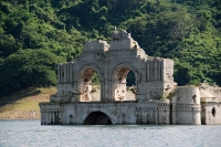 Jueves 22 de octubre del 2015. Tecpatan. La iglesia de la comunidad Quechula queda al descubierto de las aguas de la cuenca del Bajo Grijalva durante parte de este año debido al desfogue controlado de la Presa Hidroeléctrica Netzahualcóyotl ubicada en el 