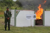 Viernes 31 de agosto del 2018. Berriozábal de Espinosa. Los enervantes decomisados durante varios operativos en el estado de Chiapas, son incinerados esta mañana por elementos del Ejército Mexicano y PGR en las instalaciones del 20 Batallón de Infante