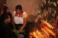 Sábado 5 de abril del 2014. San Juan Chamula. El grupo de Rock indígena YibelJme'tikBanami participa de una ceremonia tradicional donde reciben las bendiciones de los dioses antiguos mayas para recibir fortuna y buena ventura en la región de Los Altos de 