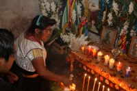 Sábado 5 de abril del 2014. San Juan Chamula. El grupo de Rock indígena YibelJme'tikBanami participa de una ceremonia tradicional donde reciben las bendiciones de los dioses antiguos mayas para recibir fortuna y buena ventura en la región de Los Altos de 