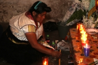 Sábado 5 de abril del 2014. San Juan Chamula. La ritualidad presente dentro del sincretismo indígena continua vivo dentro de los usos y costumbres de las comunidades de Los Altos de Chiapas, como en el caso de doña Maria López, quien es curandera, sobande