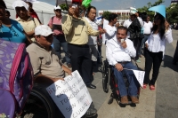 Miércoles 3 de diciembre de 2014. Tuxtla Gutiérrez. El joven Rafael toma la cámara fotográfica para documentar la manifestación a favor de los derechos de las personas con capacidades diferentes, este medio día en la laza central de la capital del estado 