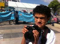 Miércoles 3 de diciembre de 2014. Tuxtla Gutiérrez. El joven Rafael toma la cámara fotográfica para documentar la manifestación a favor de los derechos de las personas con capacidades diferentes, este medio día en la laza central de la capital del estado 