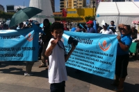 Miércoles 3 de diciembre de 2014. Tuxtla Gutiérrez. El joven Rafael toma la cámara fotográfica para documentar la manifestación a favor de los derechos de las personas con capacidades diferentes, este medio día en la laza central de la capital del estado 