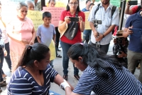 Lunes 15 de julio del 2019. Tuxtla Gutiérrez. Vendedores ambulantes de Raudales Malpaso protestas este medio día en la entrada del edificio del gobierno chiapaneco sacándose sangre pidiendo que dejen de ser perseguidos para poder vender sus productos.
