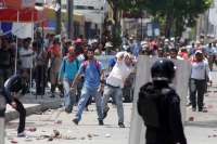 Miércoles 25 de mayo del 2016. Tuxtla Gutiérrez. Enfrentamiento entre el movimiento magisterial y elementos policiacos dura varias horas a lo largo de las avenidas principales de la capital del estado de Chiapas.