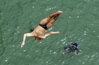 Los participantes de Real Diving 2010 del campeonato de clavados de altura realizan las prácticas en las aguas del Río Grijalva en Chiapa de Corzo, Chiapas para realizar mañana el serial oficial.
