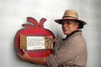 Jueves 30 de junio del 2016. Tuxtla Gutiérrez. El artista Enrique Díaz presenta su obra plástica en los campamentos del plantón magisterial en la plaza central de la capital del estado mexicano de Chiapas. La Frida Rebelde se encuentra en la carpa de las 
