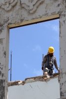Lunes 2 de marzo  del 2015. Tuxtla Gutiérrez. Un par de solitarios trabajadores limpian los escombros de la techumbre de lo que fuera la casona construida por el Arq. D´Amico en la Avenida Central.