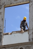 Lunes 2 de marzo  del 2015. Tuxtla Gutiérrez. Un par de solitarios trabajadores limpian los escombros de la techumbre de lo que fuera la casona construida por el Arq. D´Amico en la Avenida Central.