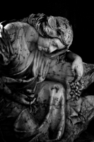 Lunes 31 de octubre del 2016. Tuxtla Gutiérrez. El yeso y el mármol adornan las tumbas de los difuntos de la ciudad por lo que sus artesanos continúan ofreciendo los recuerdos que acompañan durante décadas a las familias tuxtlecas.