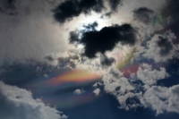 Lunes 7 de octubre del 2013. Tuxtla Gutiérrez. La refracción de la luz solar a través del entramado de los nimbos y cirros en el cielo chiapaneco de esta temporada nos regala estas imágenes.