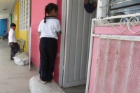 Domingo 23 Junio del 2013. San Cristóbal de las Casas. Foto/Miradasur. Vecinos de la Colonia El Relicario realizan actividades para prevenir las constantes inundaciones y encharcamientos que sufre la zona sur de esta colonial ciudad.